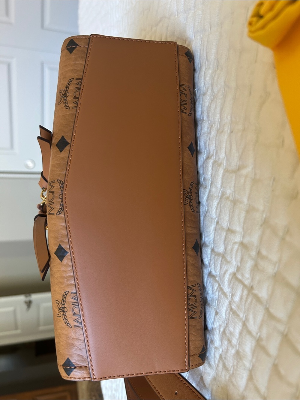 MCM Cognac Visetos shoulder bag with Gold Hardware. - Picture 3 of 9